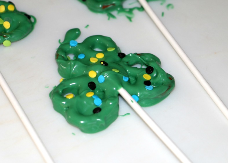 Love St. Patrick’s day recipes? Then these easy to make Shamrock Pretzel Pops are sure to please. Perfect for those who like a little chocolatey & salty foods for desserts. 
