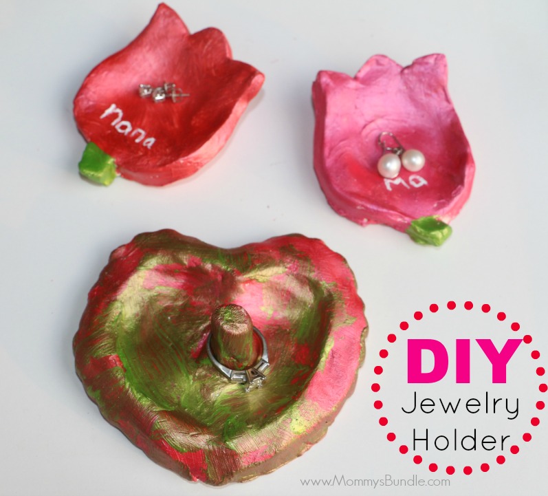 Handmade Jewelry Dish Craft | Mother’s Day Gift Idea Looking for a beautiful gift to give mom? This DIY jewelry dish is easy to make with your kids and makes a wonderful keepsake for years!