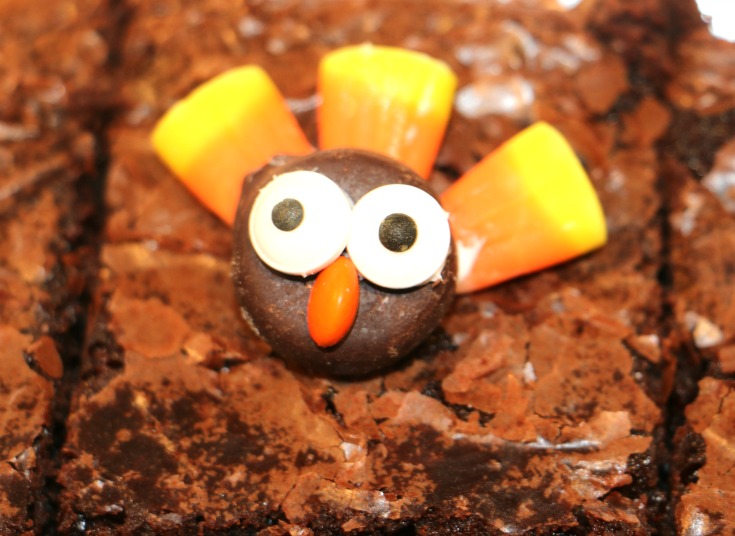 Adorably delicious and easy Thanksgiving dessert idea for kids and adults! These turkey brownies, are a hit for a holiday party!